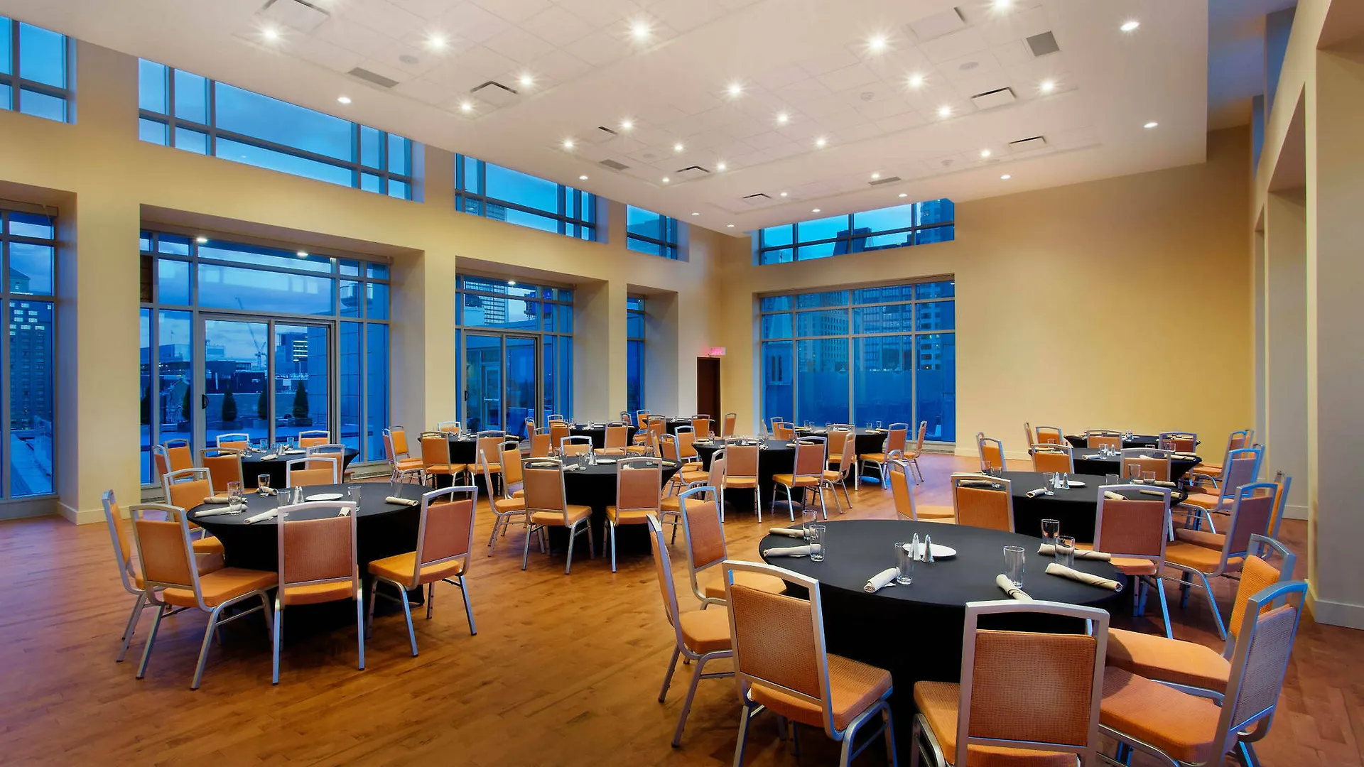 Courtyard Par Marriott Montreal Centre-Ville Hotel