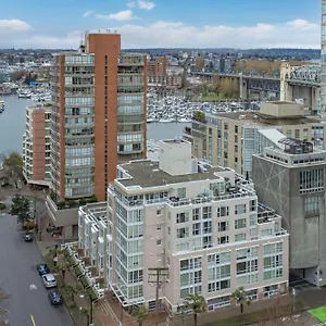 1bd+den Condo, With Free Parking In Downtown! Apartment Vancouver