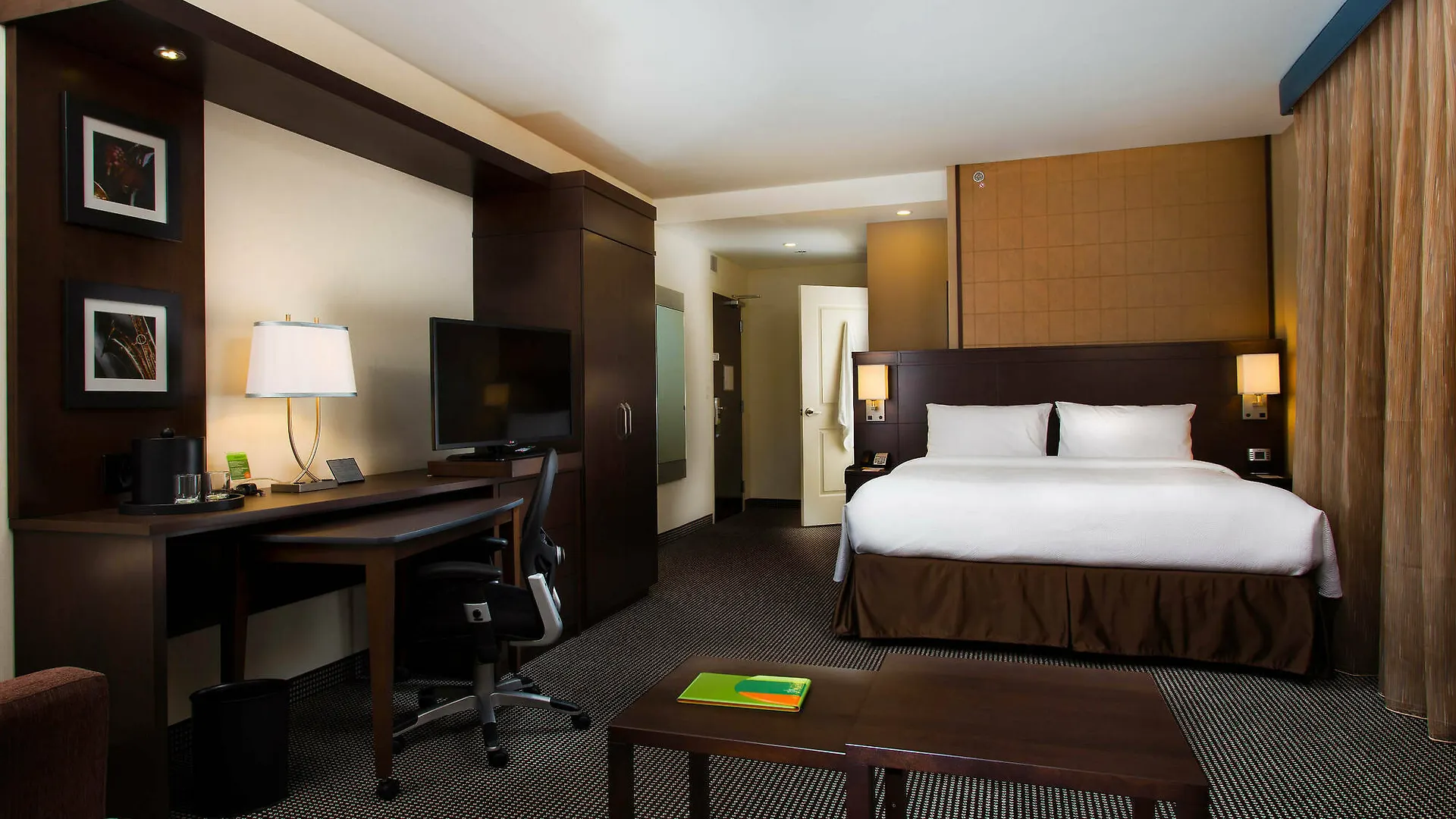 Courtyard Par Marriott Montreal Centre-Ville 4*,  Canadá